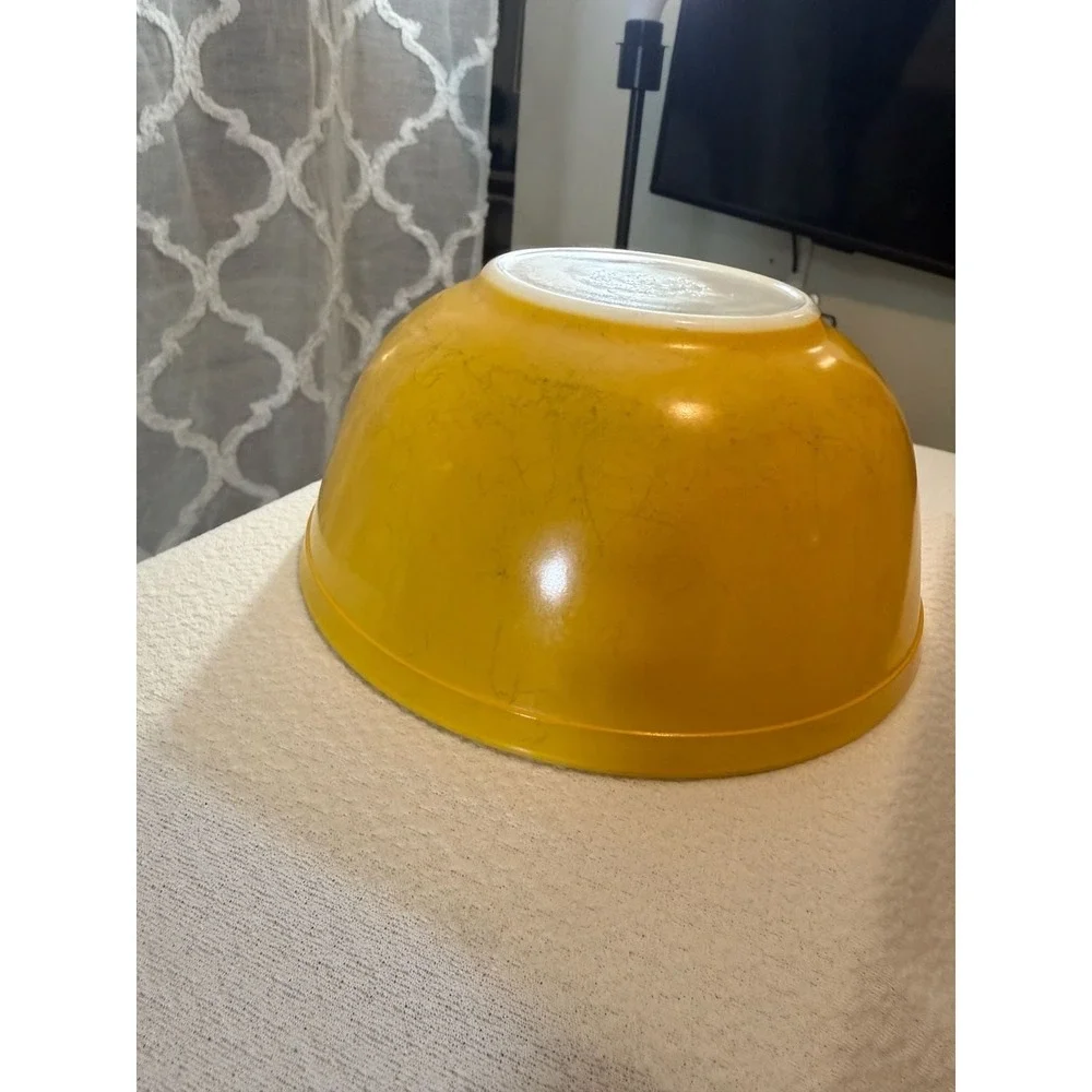 Vintage Pyrex Yellow Mixing Bowl Model 403 - 2 1/2 Qt.